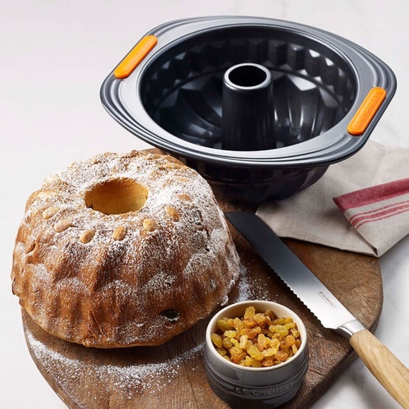 Le Creuset Fluted Cake Pan Bundt Pan Bakeware Baking Chef - Picture 1 of 8
